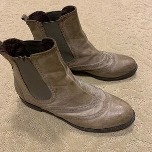 CROWN Vintage, Mushroom color Size 9.5